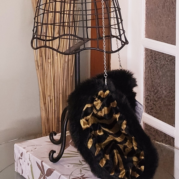 Holiday Muff Bag - Picture 2 of 3